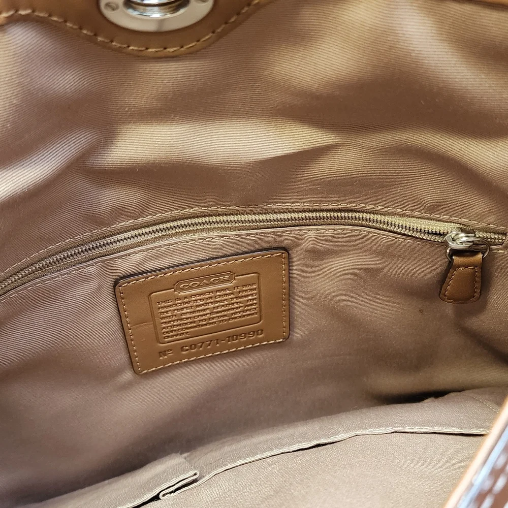 🍍Coach Chelsea Optic SignatureHobo Handbag Tan Brown EUC - Picture 16 of 17